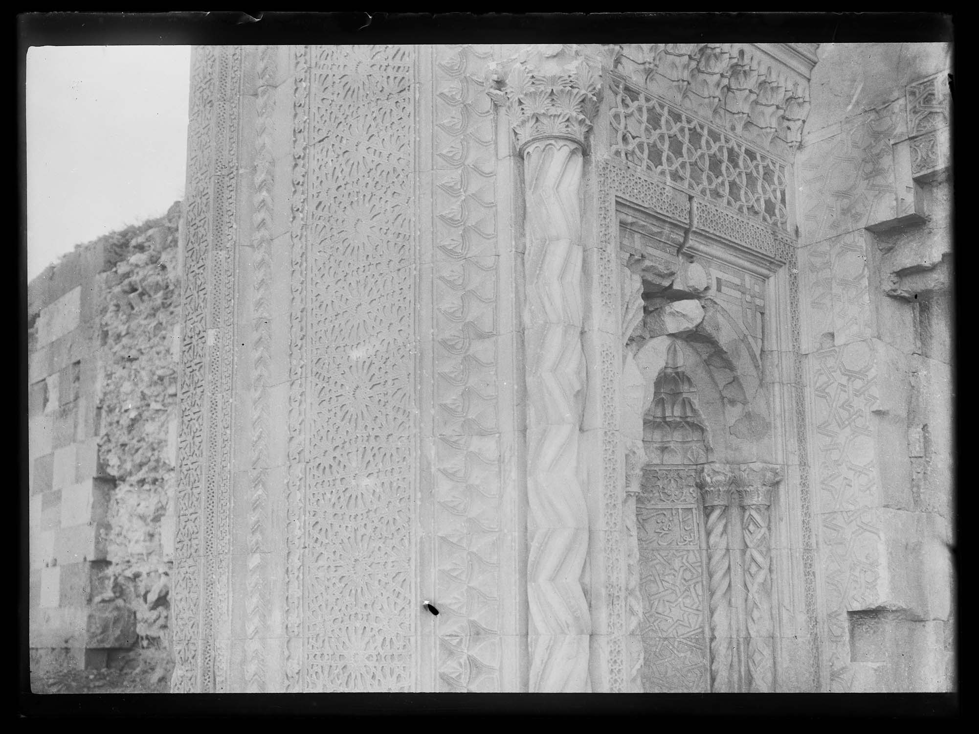 Détail des motifs décoratifs de la porte d'entrée